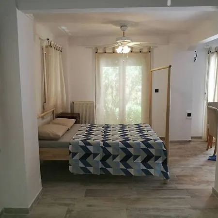 Downtown Apartment With Private Yard Yr1 Daire Selanik
