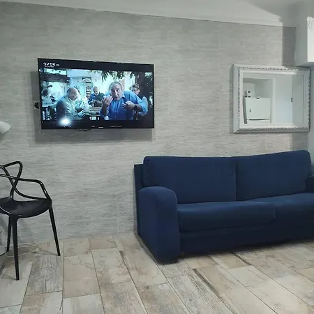 Downtown Apartment With Private Yard Yr1 *