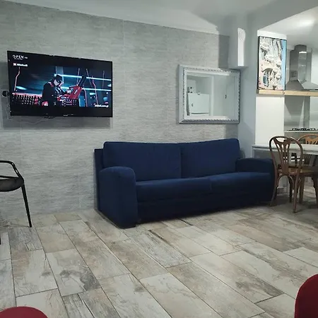 Downtown Apartment With Private Yard Yr1 * Selanik