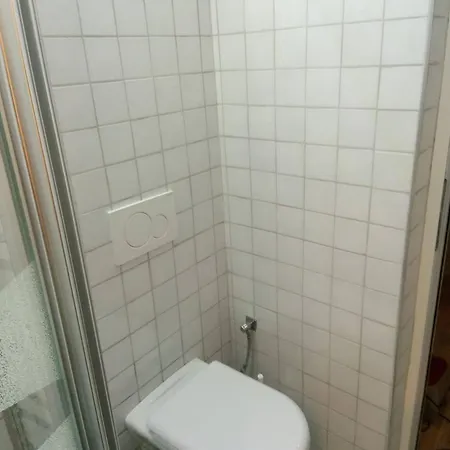 Daire Downtown Apartment With Private Yard Yr1 *