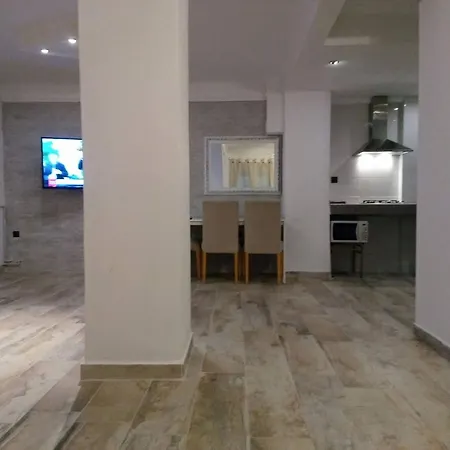 Downtown Apartment With Private Yard Yr1 *