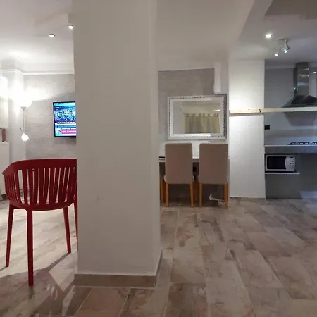 Daire Downtown Apartment With Private Yard Yr1