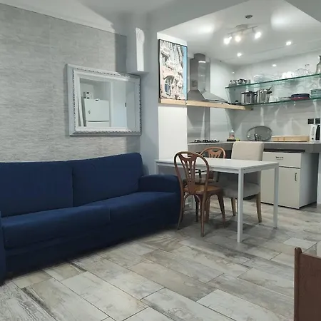 Downtown With Private Yard Yr1 *