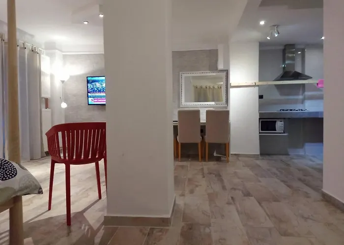 Διαμέρισμα Downtown With Private Yard Yr1